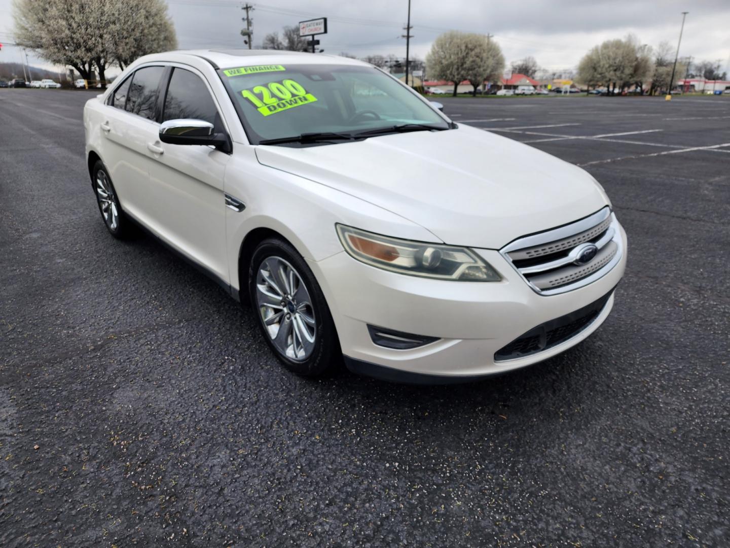 2010 WHITE /Black Ford Taurus Limited FWD (1FAHP2FW7AG) with an 3.5L V6 DOHC 24V engine, 6-Speed Automatic transmission, located at 1221 Madison St., Shelbyville, TN, 37160, (931) 680-9439, 0.000000, 0.000000 - Photo#1